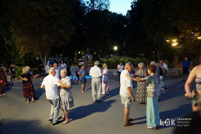 Wspólne śpiewanie i potańcówka w łukowskim parku