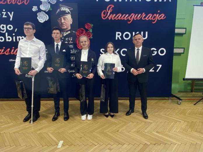 Nowy sztandar i wyróżnienia dla nauczycieli oraz maturzystów. Powiatowa inauguracja roku szkolnego w Międzyrzecu Podlaskim